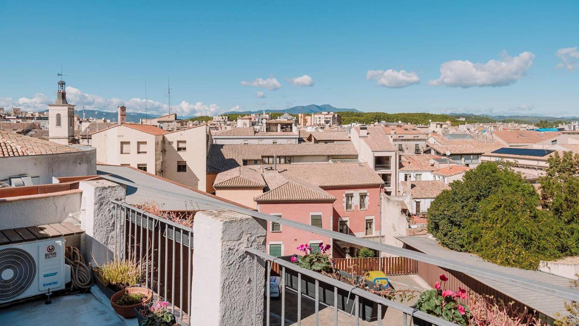 Romantic Duplex With Terrace And Great Views Girona Ruang foto